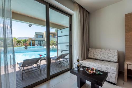 Double Room with Sharing Pool image 8
