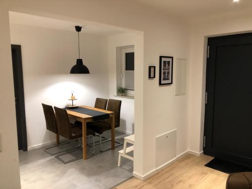 Modernes 2,5 Zimmer Apartment in Eppelborn, privater Eingang, eigener Parkplatz und Terrasse, Deine Ferienwohnung in Eppelborn mitten im Herzen des Saarlandes