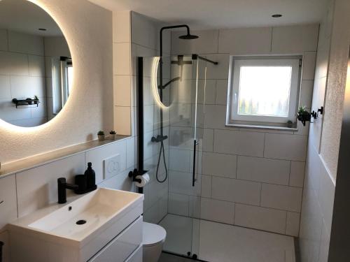 Modernes 2,5 Zimmer Apartment in Eppelborn, privater Eingang, eigener Parkplatz und Terrasse, Deine Ferienwohnung in Eppelborn mitten im Herzen des Saarlandes