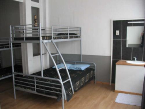1 queen bed, 1 twin bed, 1 bunk bed