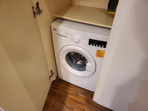 Great Apartment Next To Tooting Bec Tube Station - image 5
