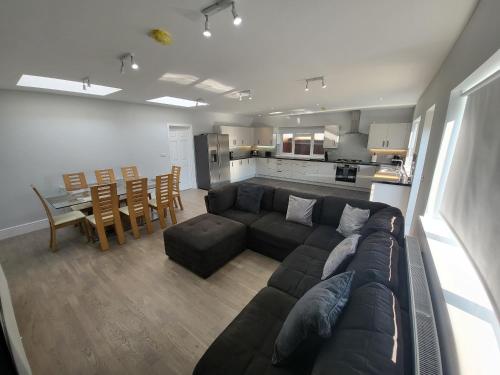 High Spec Large 6 Bedroom House!