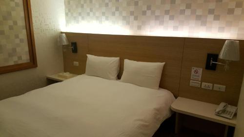 1 queen bed, 1 twin bed
