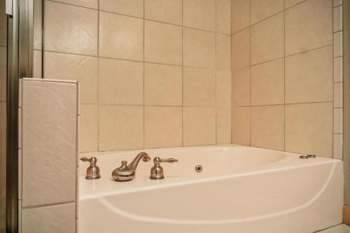 MVC - Unit 3306 - image 13