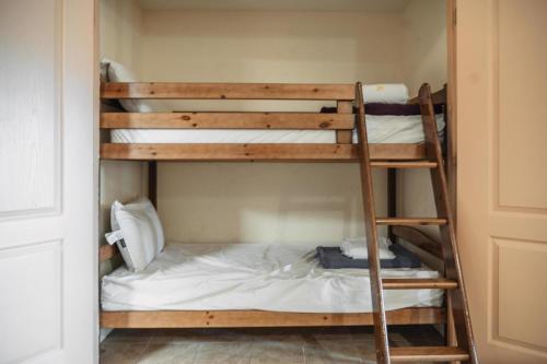 MVC - Unit 5705 - image 9