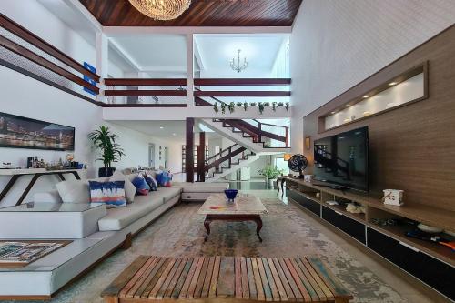 Casa com piscina, varanda e lazer em condomínio (Casa com piscina, varanda e lazer em condominio) in Jardim Acapulco