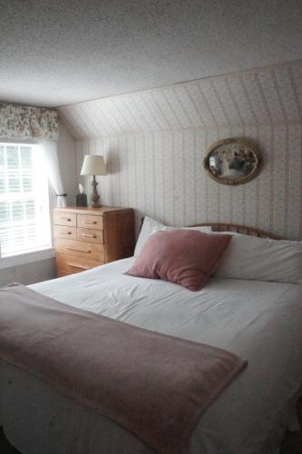 1 king bed, 1 sofa bed