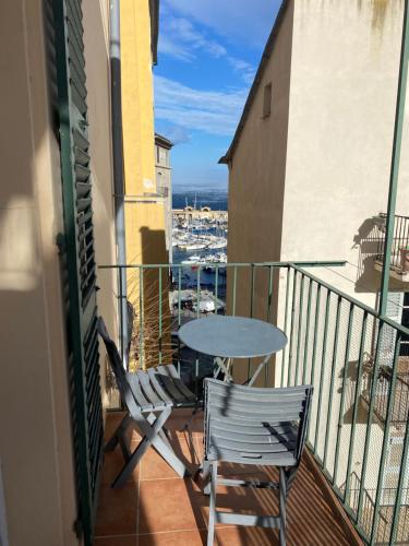 appartement climatisé,IDEALEMENT SITUE 100m du vieux port.