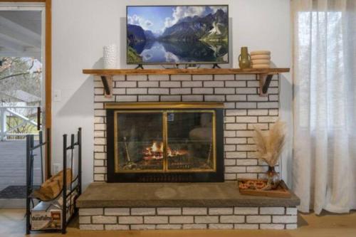 3BR/2BA Lakehouse 10 min to town in Lansing, USA