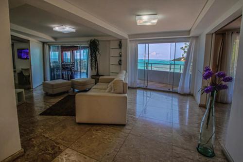 Three-Bedroom Penthouse Apartment with jacuzzi and Sea View image 8