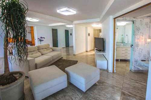 Three-Bedroom Penthouse Apartment with jacuzzi and Sea View image 9