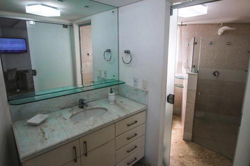 Three-Bedroom Penthouse Apartment with jacuzzi and Sea View image 6