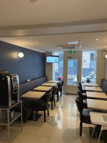 Mary's Hotel République - image 9