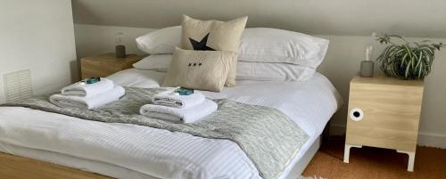 Stylish loft apartment moments from beach by Whitstable-Holidays, Bowline