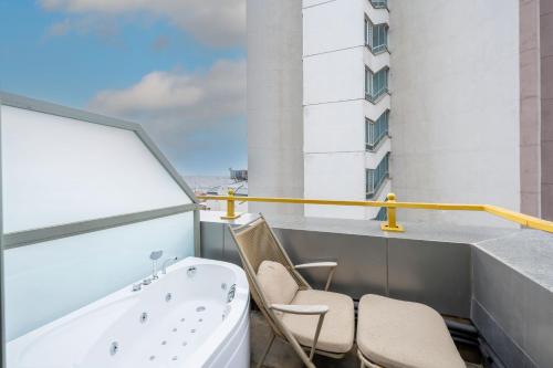 Balkong/terasse, Ramada by Wyndham Istanbul Pera near Galata Tower
