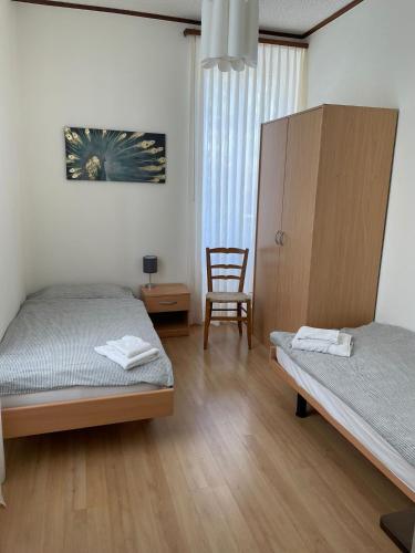 2 twin beds