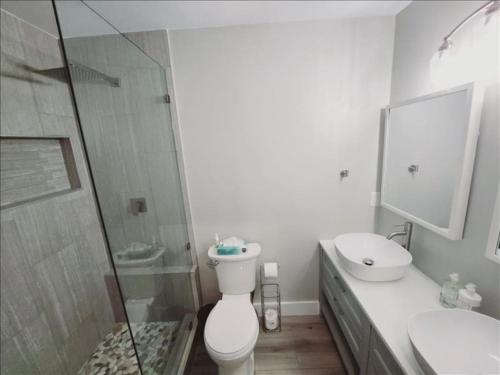 . J7 completely renovated, 2 pools, pickleball, fishing, fitness center,easy walk to pier