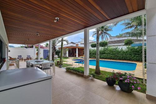 Swimming pool, Casa com piscina, varanda e lazer em condominio in Jardim Acapulco