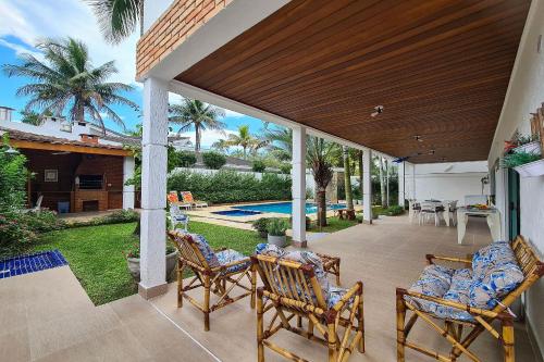 Casa com piscina, varanda e lazer em condominio in Jardim Acapulco