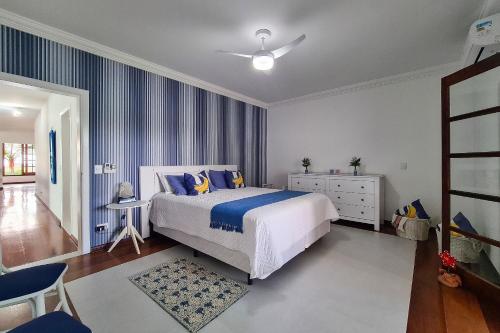 Casa com piscina, varanda e lazer em condominio in Jardim Acapulco