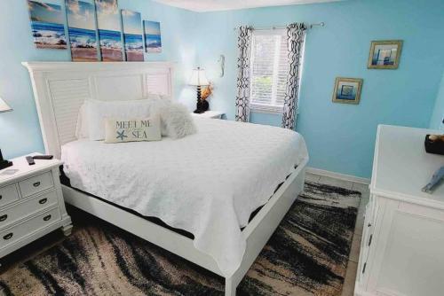 T11 Downstairs King Bed Ocean Walk Resort close to tennis courts and back pool