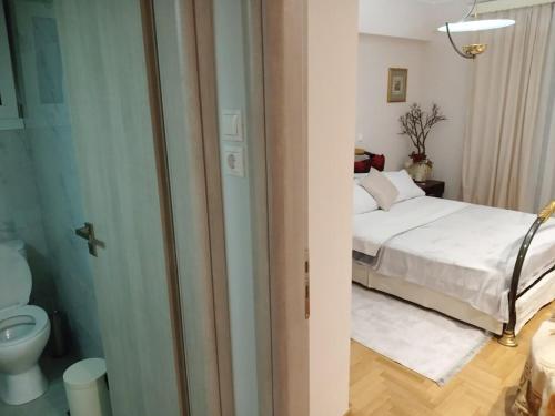 Renovated Basement Duplex with Patio and Folk Decor in the Heart of Athens, Athènes (photo 2)