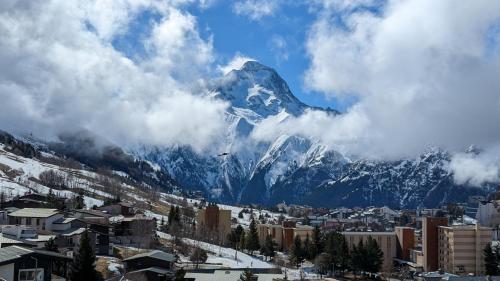 Au pied des pistes avec panorama sur les montagnes