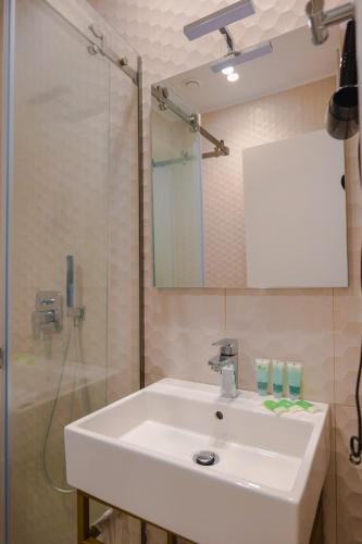 Quadruple Room image 9