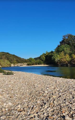 Aux berges du pont du gard