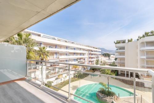 Apartamento con terraza y vista piscina