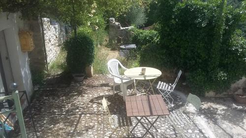 APPARTEMENT DANS HAMEAU PROVENCAL in La Treille