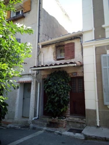 APPARTEMENT DANS HAMEAU PROVENCAL in La Treille