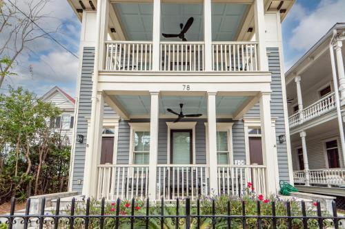 Patio Porches and Parking - 2 Blocks to King