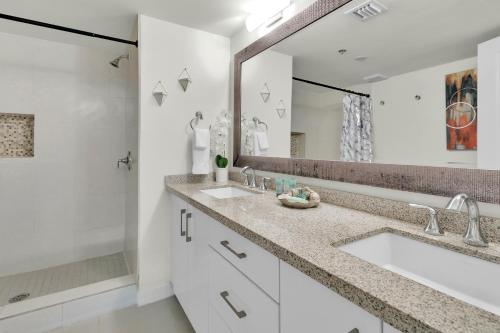 Stunning Bayview! Large condo in beachfront resort with shared pools and jacuzzi - image 11