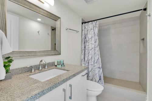 Stunning Bayview! Large condo in beachfront resort with shared pools and jacuzzi - image 14