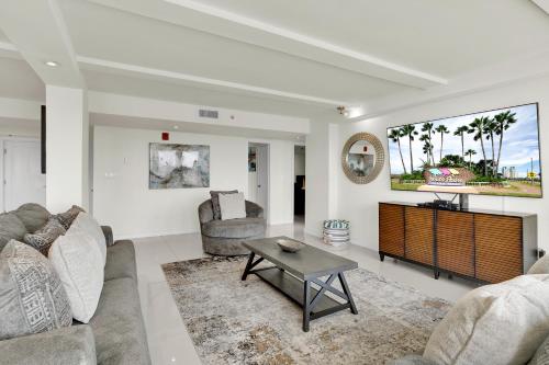 Stunning Bayview! Large condo in beachfront resort with shared pools and jacuzzi - image 12