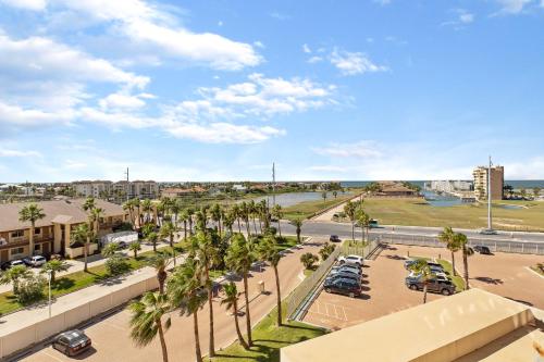 Stunning Bayview! Large condo in beachfront resort with shared pools and jacuzzi - main image