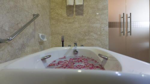 ห้องน้ำ, โรงแรมตรุนตุม ปาดัง (Truntum Padang Hotel) in ปาดัง