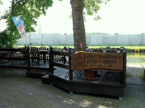 Alter Dorfkrug Am Kanal - image 4