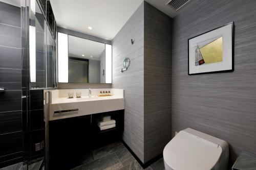 Superior Twin Room image 5