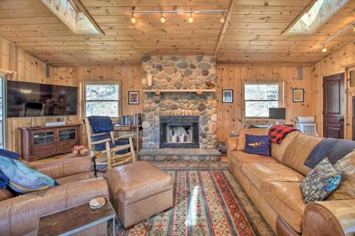 Cabin with Decks and Fire Pit Near Lost River!, Basye (foto 3)