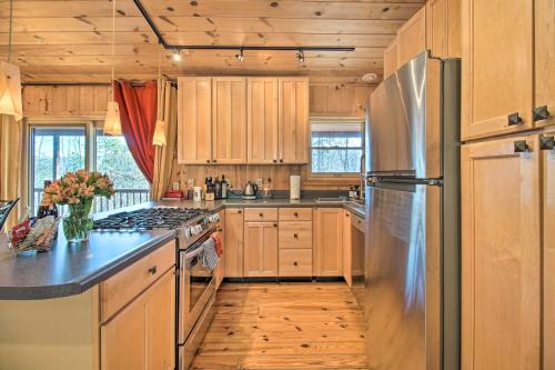 Cabin with Decks and Fire Pit Near Lost River!, Basye (foto 5)