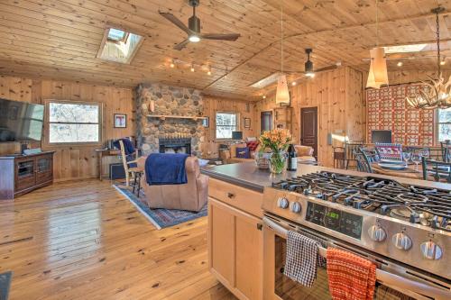Cabin with Decks and Fire Pit Near Lost River!, Basye (foto 6)