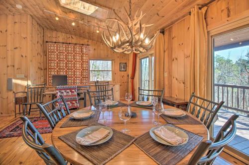 Cabin with Decks and Fire Pit Near Lost River!, Basye (foto 7)