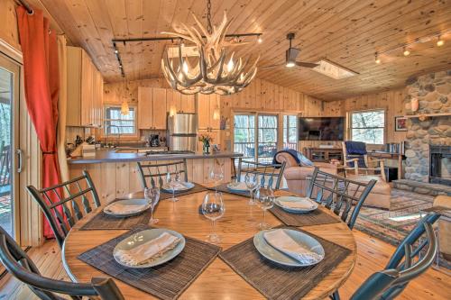 Cabin with Decks and Fire Pit Near Lost River!, Basye (foto 8)