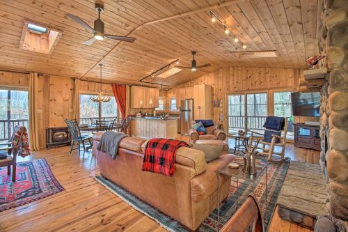 Cabin with Decks and Fire Pit Near Lost River!, Basye (foto 4)
