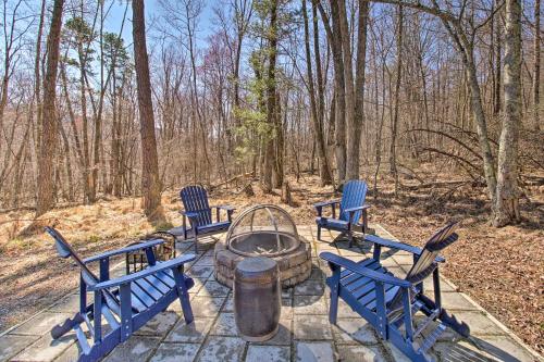 Cabin with Decks and Fire Pit Near Lost River!, Basye (foto 2)