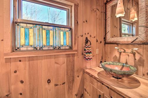 Cabin with Decks and Fire Pit Near Lost River!, Basye (foto 9)