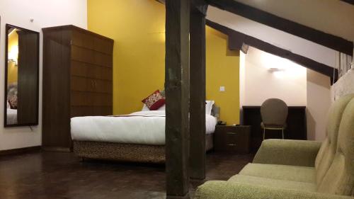 1 queen bed, 1 sofa bed