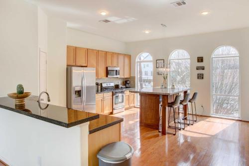 Downtown Houston Townhome with City Views! in Houston, USA